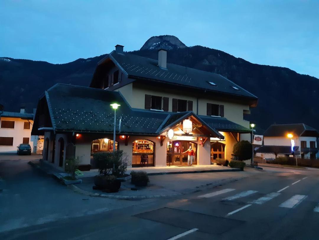 Le Grand Chatelard Hotel Bar Restaurant Sainte-Marie-de-Cuines Екстер'єр фото